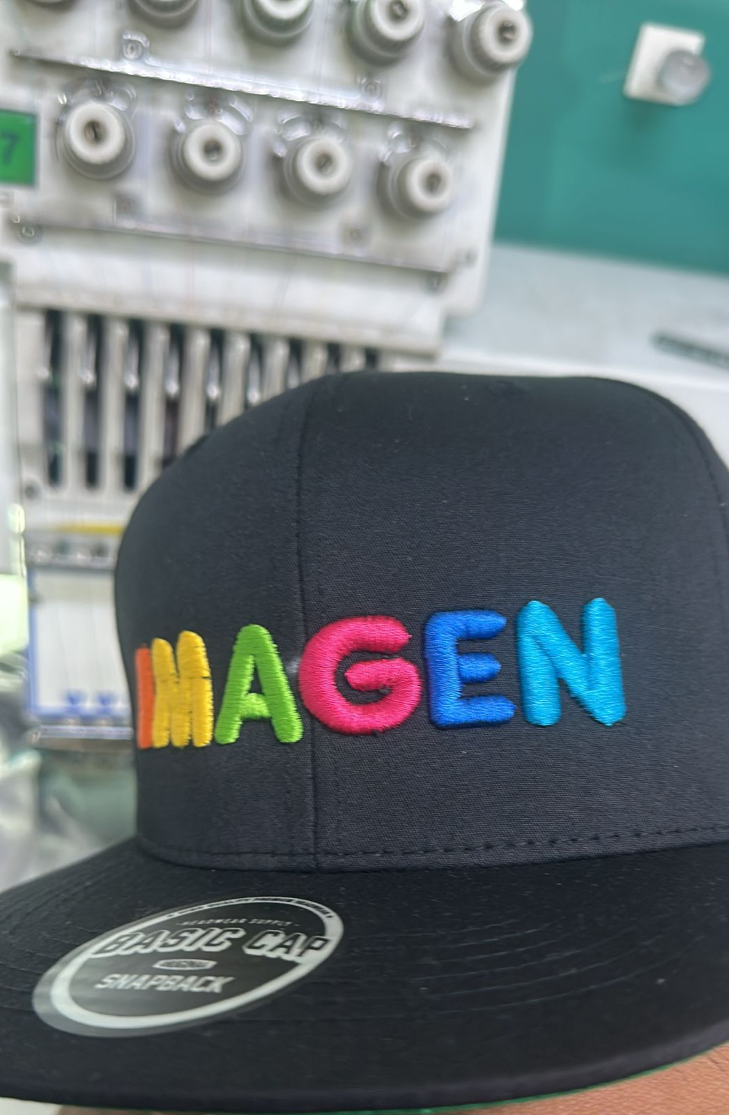 Gorro con bordado a color