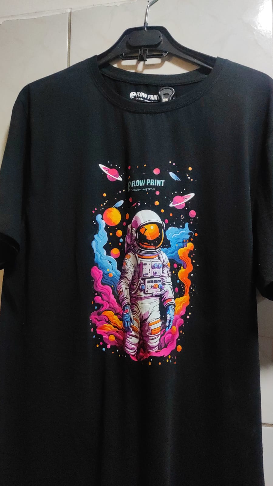 Polera negra con estampado DTF a todo color